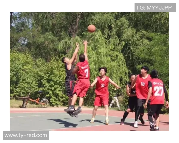 传奇球星足球热血对决再现绿茵场巅峰荣耀之战 传奇球星足球热血对决再现绿茵场巅峰荣耀之战