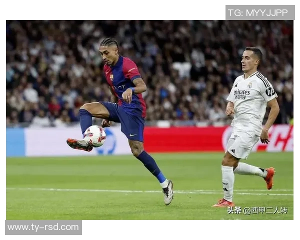 巴萨球星与小儿子共享温馨时光在球场上玩耍尽显父子情深 巴萨球星与小儿子共享温馨时光在球场上玩耍尽显父子情深