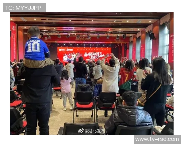 足球球星现身演唱会热情互动 引发球迷与歌迷热烈讨论 足球球星现身演唱会热情互动 引发球迷与歌迷热烈讨论