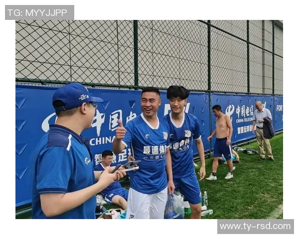 球星温情赠送签名球衣与足球引发球迷热烈互动与感动时刻 球星温情赠送签名球衣与足球引发球迷热烈互动与感动时刻