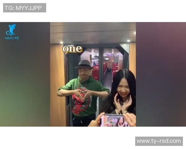 足球女网红与球星亲密互动背后的真相与娱乐圈跨界合作的深度解析